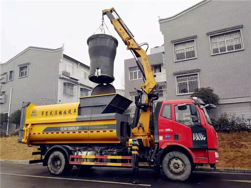 程力壓垃廠新上市的地埋式吊裝移動(dòng)壓縮垃圾清運(yùn)車及配套裝備，完美解決社區(qū)及垃圾堆放點(diǎn)臟亂差和老鼠、蒼蠅、污水橫流的垃圾儲(chǔ)存老大難頑疾；該車最新上市并召開了產(chǎn)品推薦會(huì)，深受用戶喜愛。