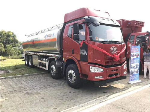 解放J6M前四后八31.5方鋁合金運油車?；囆桶踩_標下發(fā)，訂車立減6000元