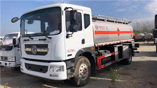 老國標剩下兩臺東風(fēng)多利卡D9加油車危險品底盤，安全達標已下發(fā)，買到就是賺到，歡迎搶購