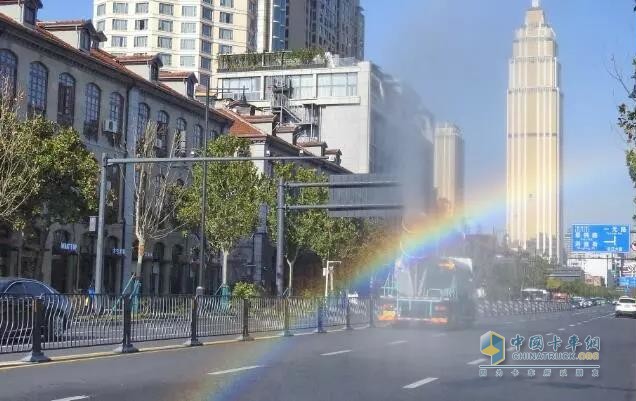 從抑塵到消毒，解放灑水抑塵車防疫消毒實(shí)力為人民服務(wù)！