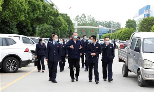 頭條：隨州市稅務局第一稽查局干部職工與程力汽車汽車集團共同舉辦“減稅費優(yōu)服務，助復產(chǎn)促發(fā)展 ”黨建下基層活動