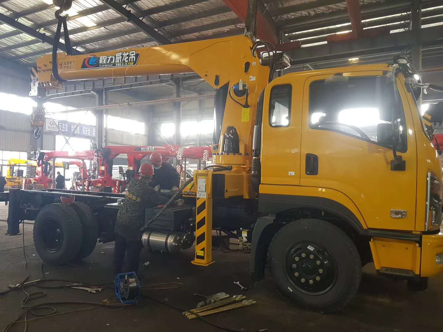 東風暢行D1隨車吊匹配程力威龍8噸5節(jié)臂吊機，?工程黃，高顏值，云南李總的訂單