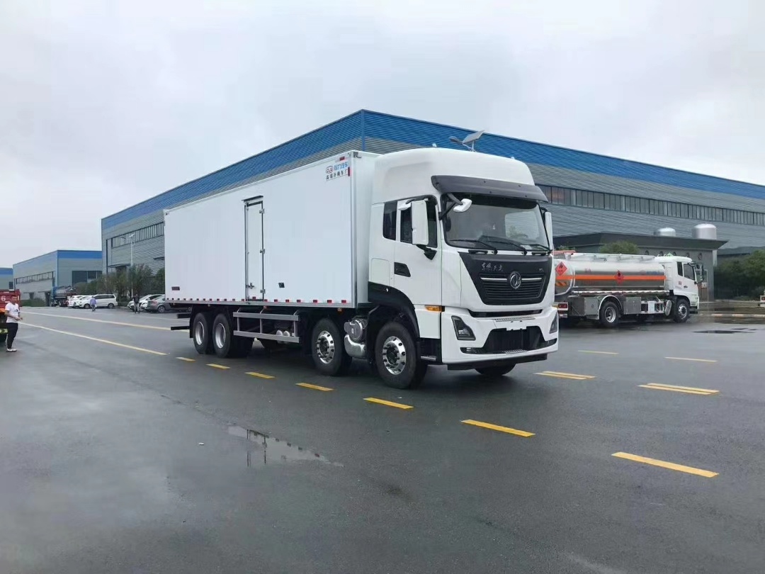 國(guó)六東風(fēng)天龍KL前四后八冷藏車新品上市。