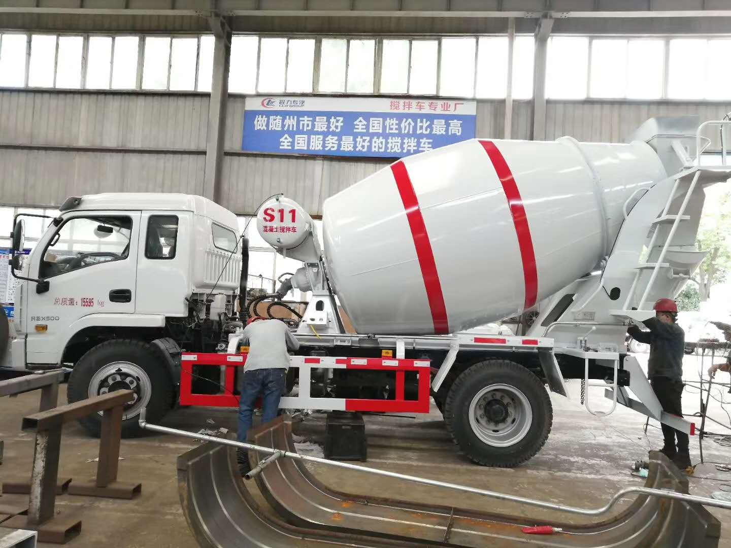 兩臺(tái)躍進(jìn)6方攪拌車準(zhǔn)備調(diào)試完畢發(fā)車，小方量攪拌車，靈活方便，上戶無憂！