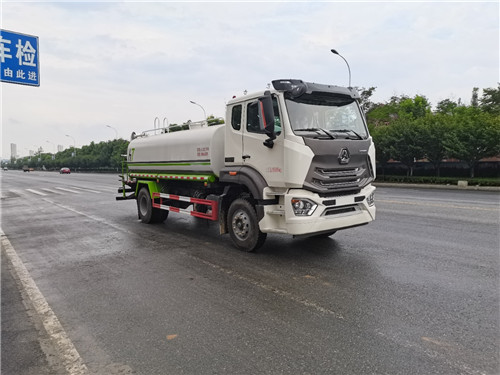 新款重汽豪沃n系列12方灑水車：環(huán)保免征齊全！