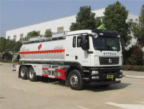 國(guó)六重汽汕德卡后雙橋易燃液體罐式運(yùn)輸車:容積16立方，安全達(dá)標(biāo)也下