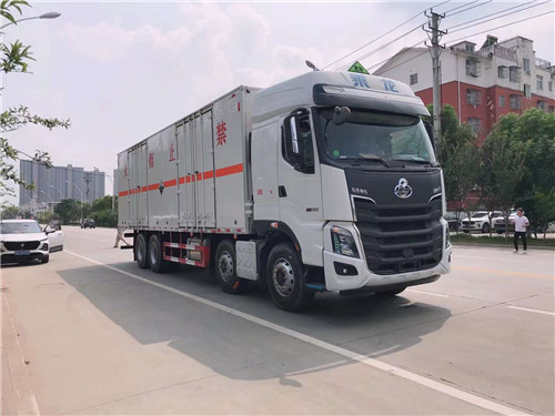 東風(fēng)柳汽四軸9.4米危貨廂式車環(huán)保燃油齊全，可出2類氣瓶、氣體、腐蝕、雜項等合格證，正常辦理營運(yùn)證