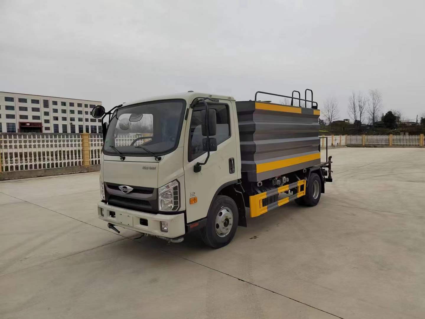 7.4噸藍(lán)牌灑水車！福田領(lǐng)航H2藍(lán)牌灑水車