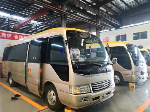 程力集團(tuán)旅居車專業(yè)廠廖總就軍運(yùn)會專用接待乘用車定制改裝生產(chǎn)情況向天河機(jī)場孟總等相關(guān)采購方作了匯報(bào)，從選購底盤到改裝技術(shù)，詳細(xì)地對生產(chǎn)等各環(huán)節(jié)進(jìn)行了介紹，并對目前已經(jīng)改裝出的一臺豐田考斯特乘用車樣車進(jìn)行了實(shí)物和功能性展示。