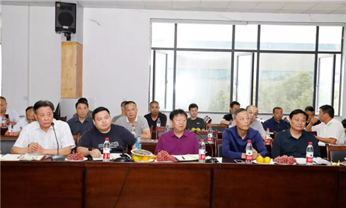 會(huì)議上，程力汽車集團(tuán)董事長程道國（上圖中）、總經(jīng)理程阿羅（上圖左二），黨委副書記、常務(wù)副總經(jīng)理程國強(qiáng)（右二），黨委副書記、紀(jì)委書記郭傳文（上圖右一）分別作了發(fā)言。 集團(tuán)公司黨委書記何儒安（上圖左一）作宣講與總結(jié)。 大家濟(jì)濟(jì)一堂暢所欲言，回顧建國七十年來，中國人民在共產(chǎn)黨的領(lǐng)導(dǎo)下，祖國建設(shè)發(fā)生的翻天覆地巨大變化及嶄新面貌，特別是見證了新時(shí)代中國特色社會(huì)主義建設(shè)所取得舉世矚目的偉大成就。
