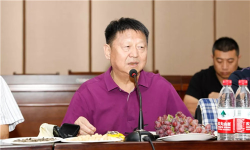 董事長程道國講道，希望大家珍惜我們國家來之不易的和平建設(shè)最幸福的時(shí)代，一定要奮發(fā)有為，戒驕戒躁砥礪前行，為程力公司的未來和舟共濟(jì)共創(chuàng)美好。