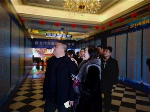 在程力公司銷售100強(qiáng)龍虎榜單中，這對搭檔名列前茅進(jìn)入前三甲，幸福感自豪感洋溢在臉上，情不自禁。請程力家人們，記住這美好的時(shí)刻。 2019年，程力新廠三期工程項(xiàng)目建設(shè)如火如荼。A8、A9車間投入使用，公司投資3000多萬元，與武漢理工大學(xué)聯(lián)合設(shè)計(jì)開發(fā)開平、制罐、灑水車生產(chǎn)線，引用智能化制造技術(shù)，設(shè)計(jì)方案現(xiàn)已完成，智能化制造設(shè)備將陸續(xù)到位。程力自主品牌商用車相繼下線投放市場，受到廣大用戶青睞。商用車完成產(chǎn)值1.76億元、新能源汽車創(chuàng)產(chǎn)值8651萬元。