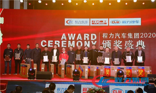 新的一年里，程力主要建設(shè)內(nèi)容和規(guī)模為：程力專汽，進(jìn)一步壯大和美化，更高質(zhì)量發(fā)展；程力汽車，將完成四期應(yīng)急產(chǎn)業(yè)基地項(xiàng)目建設(shè)，并實(shí)現(xiàn)全面投產(chǎn)；程力重工，建成600畝工業(yè)園（也就是在現(xiàn)有地后面所有地），全面投產(chǎn)。產(chǎn)品及產(chǎn)量：在“四五”規(guī)劃末，每個(gè)子公司對標(biāo)一個(gè)市內(nèi)企業(yè)要超過對標(biāo)企業(yè)的產(chǎn)量和質(zhì)量，所有子公司均要達(dá)到國內(nèi)綜合產(chǎn)量最高的目標(biāo)。