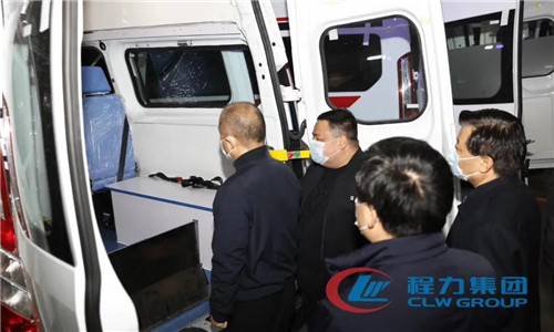 王江平副部長對程力集團公司生產(chǎn)的醫(yī)療救護(hù)車進(jìn)行了細(xì)致的參觀調(diào)研。