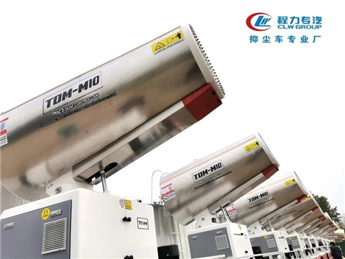 程力集團(tuán)抑塵車專業(yè)廠，程力速度，程力品牌。 國內(nèi)市場自3月中旬，開工復(fù)產(chǎn)擴(kuò)能以來，各廠突擊疫情期間積壓的訂單和井噴式報(bào)復(fù)性消費(fèi)訂單，正如火如荼日夜加班加點(diǎn)趕產(chǎn)。各種大額訂單發(fā)車場景，感染著身邊的每一位員工，有的用戶為搶訂專用汽車和應(yīng)急裝備，排隊(duì)爭搶簽約支付定金，不少用戶提著全款等候在車間，產(chǎn)品下線就被搶購一空，出現(xiàn)了一車難求的壯觀局面。小編特編輯幾組場景圖片，以饗讀者。
