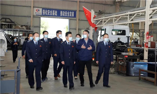 稅務局領導參觀了程力汽車集團工業(yè)園的自動化生產(chǎn)流水車間后，對其給予了高度評價；在目前疫情環(huán)境嚴峻的大環(huán)境下，程力汽車集團所展現(xiàn)出的雄厚實力是對隨州市經(jīng)濟復蘇穩(wěn)步發(fā)展的重要保障，是穩(wěn)固全市稅收工作的重要基石。