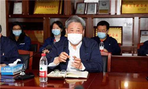 程力汽車集團黨委書記何儒安，向市稅務局第一稽查局的相關領導匯報了2019年度以及疫情期間的黨務工作。