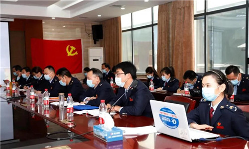 隨州市稅務局第一稽查局的領導及工作人員，向程力汽車集團介紹了疫情期間國家支持的疫情防控和經(jīng)濟社會發(fā)展的稅收政策并進行宣講。