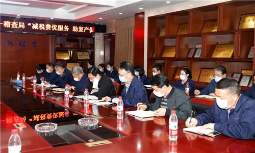 活動最后程力汽車集團黨委書記何儒安，衷心感謝市稅務局的領導的關心和政府出臺相關稅收優(yōu)惠政策。在這疫情導致的經(jīng)濟環(huán)境嚴峻的情況下，這樣的優(yōu)惠稅收政策正是雪中送炭的深厚溫情，深刻體現(xiàn)了政府與人民團結一心、眾志成誠共渡難關的決心。