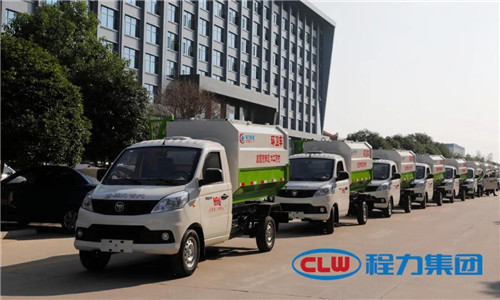  這種小型鄉(xiāng)鎮(zhèn)主流環(huán)衛(wèi)垃圾清運(yùn)車，底盤離地角高，通過(guò)性好，箱體方正有效容積率大，特別適合我國(guó)鄉(xiāng)村道路作業(yè)，在廣大鄉(xiāng)鎮(zhèn)及農(nóng)村市場(chǎng)非常受歡迎。