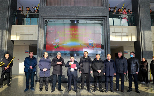 集團(tuán)公司高層組織在家的主要領(lǐng)導(dǎo)，以及各部門的中層干部及負(fù)責(zé)人，各直屬?gòu)S、專業(yè)廠、集團(tuán)成員廠總經(jīng)理，戶主經(jīng)理與各銷售精英團(tuán)隊(duì)負(fù)責(zé)人，程力汽車集團(tuán)簽約網(wǎng)紅共計(jì)200余人，在程力總部八號(hào)樓迎賓大廳共同見(jiàn)證了超額完成75億專汽產(chǎn)值的祝賀儀式。