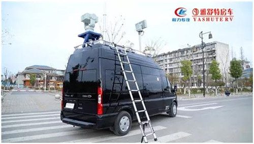 外部：配備便攜式登頂梯， 在車體尾門做加強板預埋，設計登頂梯連接件，并裝有防滑腳踏板，結構強度高，使用安全、可靠。