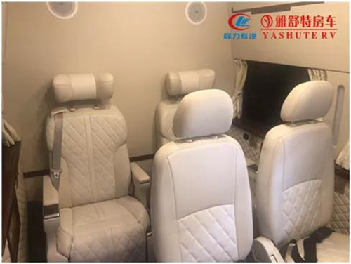 座椅：獨立座椅 2 套，供機柜工作臺操作人員使用。操作員座椅后部是領導座席，布置有 2 套獨立座椅，左側座椅配備有壁掛式翻板桌，配備有折疊式支腿，桌面有茶杯座，收納時可以直接可供臨時辦公、休息使用。車頂找平后，采用整體軟包覆處理，裝配有頂置空調(diào)，配備有組合式航空頂燈。