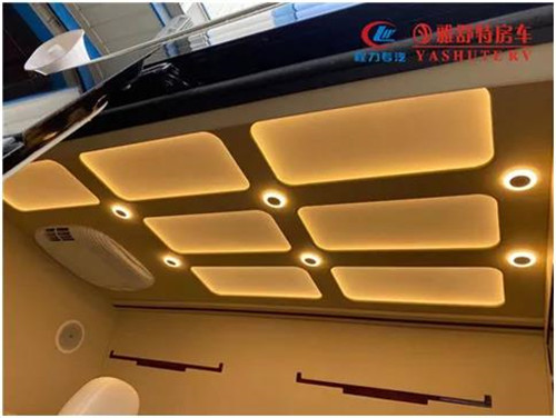 內(nèi)部車頂：采用帶造型的正白 LED 燈箱作為主照明系統(tǒng)，四角設計有帶獨立開關的裝飾射燈，嵌入式裝配工藝，便于后期檢修維護。車內(nèi)照明系統(tǒng)偏向于簡潔、實用、明亮、整齊的現(xiàn)代辦公氛圍，LED 射燈指向光源和立柱壁燈，對整個辦公區(qū)照明，整車 內(nèi)部氛圍襯托均予以兼
