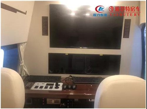 顯示器：機柜上部為顯示器墻面，安裝有32寸監(jiān)視器1臺， 20寸監(jiān)視器2臺，室內(nèi)監(jiān)聽音響 2 個。