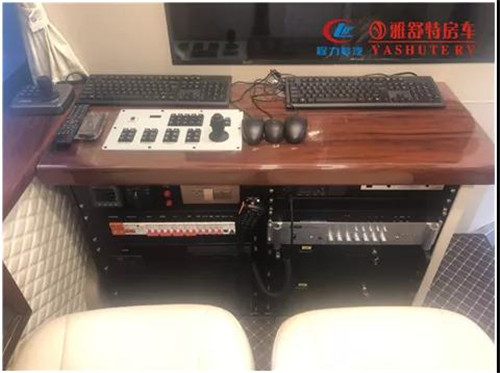 工作臺：機柜上部為實木工作臺面，安裝有頂部云臺攝像機控制手柄，便于操作人員辦公使用；