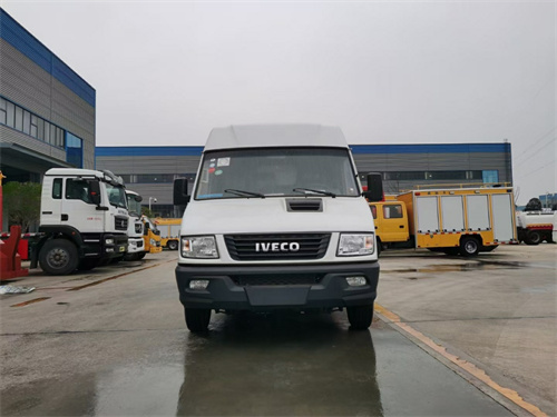 國(guó)六依維柯長(zhǎng)軸面包柴油冷藏車 (2).jpg
