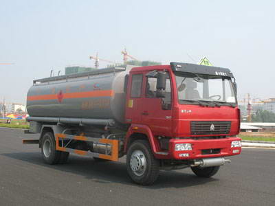 重汽14噸化工液體運(yùn)輸車(chē)