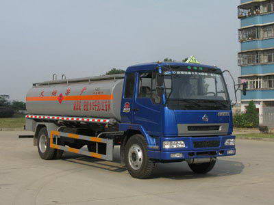 乘龍10方化工液體運(yùn)輸車(chē)